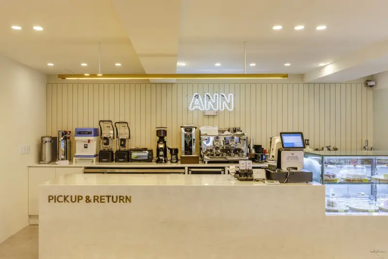 프로페셔널 바리스타바를 갖춘 모던 카페 카운터